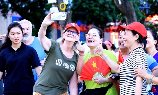 Toàn quyền Australia tản bộ quanh Hồ Gươm, trải nghiệm Thu Hà Nội